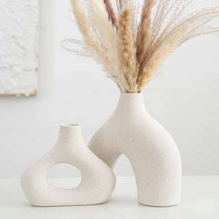 Nordiskt vas-set i beige – 2 stilrena keramikvaser